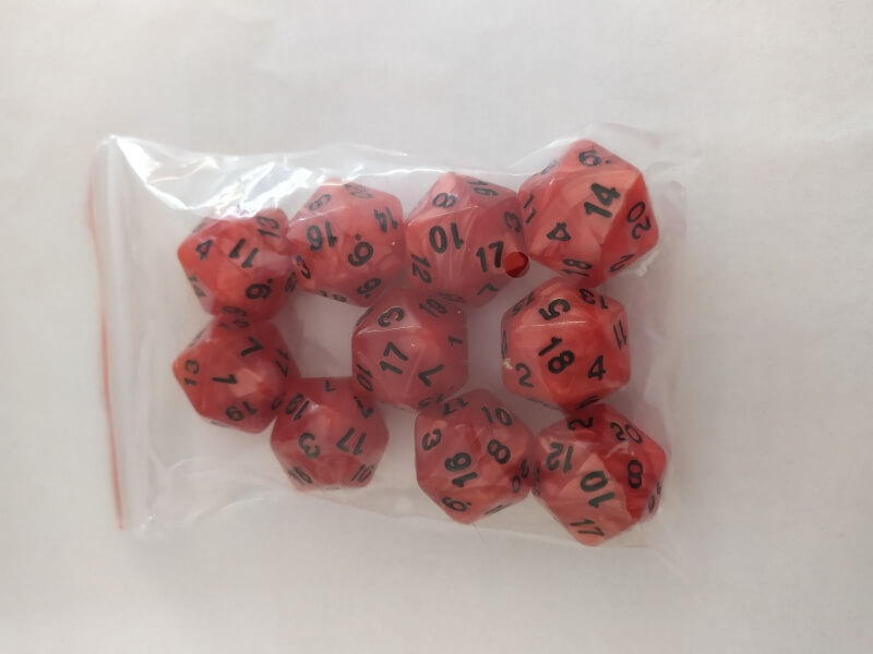 Dvacetistěnná kostka Pearl D20 Red/Black - 1 ks