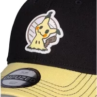Motiv Mimikyu na čelní části kšiltovky