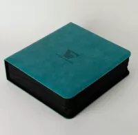 Album na gradovane karty Gemloader Premium Graded Card Binder 28 kapes (2x2) - Turquoise lezi