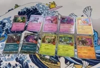 Pokémon Trick or Trade 2024 BOOster balíček - 10 karet jako Cosmos Holofoil